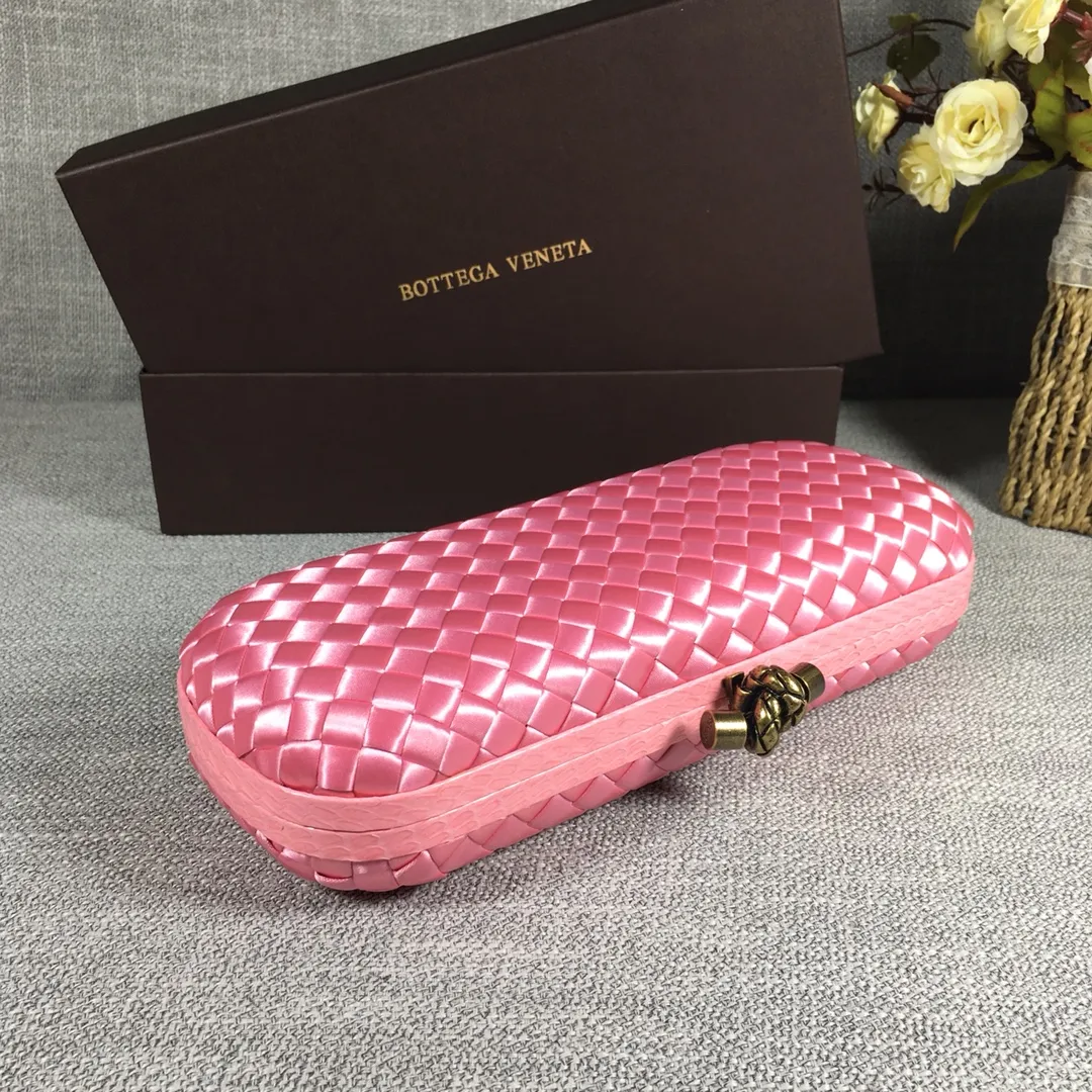 8651 Large Classic Dinner Bag ~~~Snake leather with ribbon ~~~Dense and slippery, not easy to fluff, can hold iPhones of all sizes! Size: 25cm*9.5cm*4cm